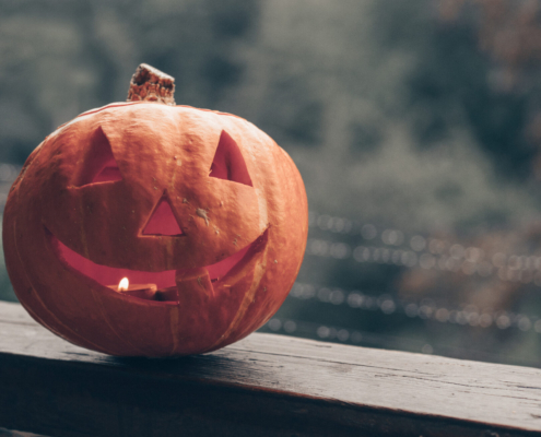 Citrouille d'Halloween sur le rebord d'une fenêtre